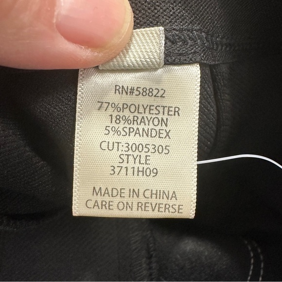 Max Studio wide leg, high rise crops, contrast stitching, zip front, no size tag - Picture 7 of 11